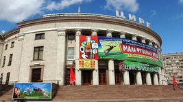 В центре Киева на площади в Национальном цирке Украины раскинулся  футбольный оазис  Малая футбольная арена